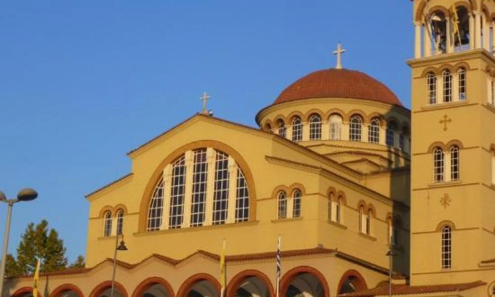 Σοκ στη Λάρισα: Βανδάλισαν τον Ιερό Μητροπολιτικό Ναό Αγίου Αχιλλίου με χυδαία συνθήματα – Ιερώνυμος: “Ο Θεός να τους συγχωρέσει, δεν φοβόμαστε” (Εικόνες)